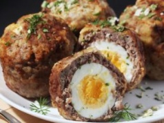 Ewa Wachowicz oblepia jajka mięsem i wrzuca na patelnię. Sto razy lepsze niż kotlety mielone