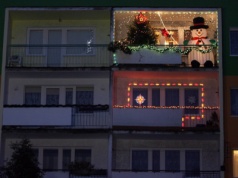 Mandat za lampki świąteczne na balkonie? W nocy warto uważać