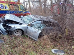 Wypadek pod Pakością. Auto osobowe zjechało z drogi i uderzyło w drzewo