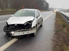 Zielona Góra. 20-latek uderzył w barierki na S3, wydmuchał ponad trzy promile (ZDJĘCIA)