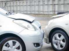 Stłuczka na parkingu pod marketem. Kto tu ma pierwszeństwo?