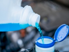 Nie każdy „zimowy” płyn jest zimowy. Sprawdź, co naprawdę wlewasz do spryskiwaczy!