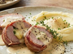 Polędwiczki wieprzowe w wersji "na bogato". Wyjątkowo serowa propozycja Mateusza Gesslera