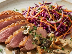 Klasyka w restauracyjnym wydaniu. Pierś z kaczki – "na różowo" – z sosem grzybowym i czerwoną kapustą