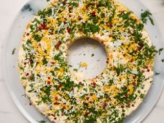 Sałatka jarzynowa podana w ten sposób wygląda jak dzieło sztuki. Trudno oderwać wzrok