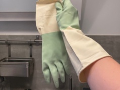 Nie wyrzucaj gumowej rękawiczki. Jeszcze ci się przyda. Trik robi w sieci furorę