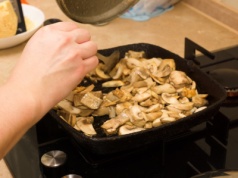 Jak usmażyć grzyby, żeby były smaczne? Tego nigdy nie rób. Będą gumowe i bez smaku