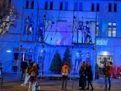 W Gdańsku stanęła artystyczna szopka… ze złomu. „Pokraczne i niepiękne, jak dzisiejszy świat”