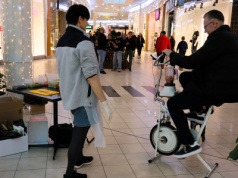 Rower produkujący koktajle i choinka z butelek. Tak wyglądała edukacyjna zabawa w Bydgoszczy