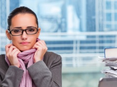 Przy biurku lub na hali marzną ręce? Pracodawca ma reagować