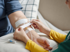 Pensje pielęgniarek rosną, tylko nie w DPS. Tak państwo zamyka oczy na problem