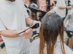 Mocne pasemka? Nie tej zimy. Leć do fryzjera po color melting. Koleżanki padną z zazdrości