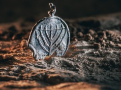 Ma 1300 lat. Rzadki medalion z menorą znaleziony w Jerozolimie
