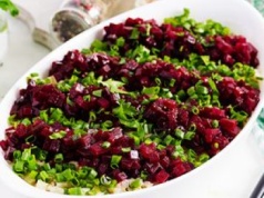 Do sałatki śledziowej dodaję jeden owoc. Jest nieziemsko smaczna