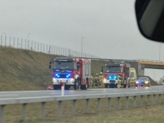 Wypadek na S17 w powiecie ryckim. Samochód osobowy wypadł z drogi