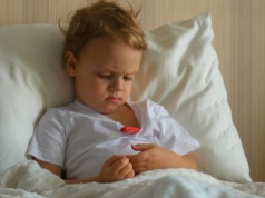 Kaszel, katar i święta w tle. Dzieci chorują najbardziej z powodu głupoty rodziców