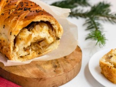 Danie, które ratuje świąteczny stół. Kulebiak z bigosem i kiełbasą