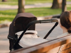 ZUS żąda zwrotu świadczeń od matek prowadzących działalność. Nawet 300 tys. zł