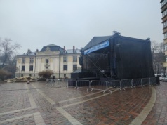Na placu Szczepańskim ustawiono scenę. Start koncertu o 16:00
