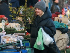 Małgorzata Tusk buszuje na bazarze. W koszyku cenna porcelana i słoik ogórków