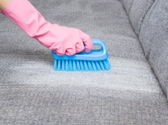 Kanapa będzie jak nowa i to bez mycia. Wystarczy sięgnąć po tani produkt z kuchennej szafki