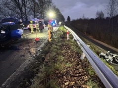 Tragiczny wypadek w Darżkowie. „Siła uderzenia była tak duża, że golf wypadł z jezdni na ścieżkę rowerową i dachował”