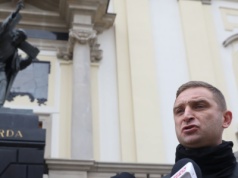 Inkwizycyjny katolicyzm. "Bąkiewicz orbituje jak aureola wokół Nawrockiego"