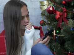 Ekrany zabierają magię grudnia. Cyfrowy detoks w święta może wszystko odmienić