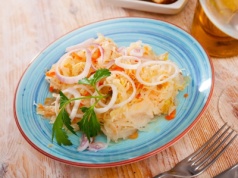 To najlepsza surówka do smażonego karpia. 1 składnik podkręca smak