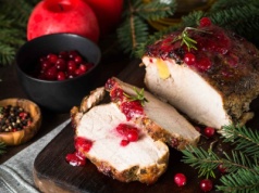 Szynka „po królewsku”, że aż błyszczy. Do tego poleca się sos żurawinowy