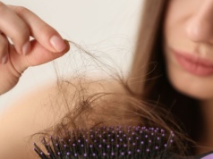 Myślisz, że włosy wypadają tylko przez stres? Wyniki tych badań cię zaskoczą