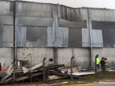 Pożar hali w Stalowej Woli. Strażacy rozważają rozbiórkę konstrukcji