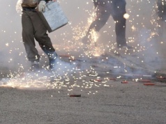 Kierowcy urządzili sobie strzelaninę petardami na jednej z warszawskich ulic. Jest nagranie