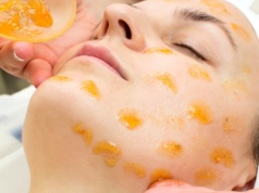 Posmaruj opłatek, a resztę nałóż na twarz. Będziesz mieć cerę jak z okładki