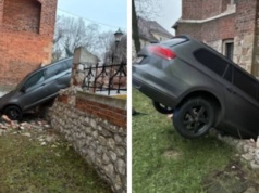 Osobówka zawisła na kościelnym murze. Poważne zdarzenie w centrum Krakowa