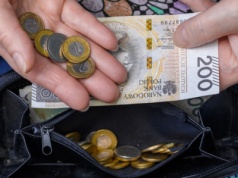 Polacy zaczynają oszczędzać dopiero po 40. Powód może zaskoczyć