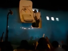 Obsługa nie podstawiła schodów do samolotu. Pasażerowie musieli skakać z Boeinga na płytę lotniska