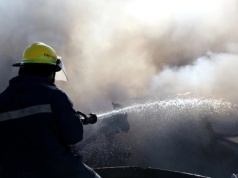 Dogaszanie pożaru hali w Stalowej Woli; od piątku nie udało się całkowicie zagasić ognia