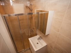 Kiedyś luksus, teraz obciach. Takie łazienki odchodzą do lamusa. Projektanci: Tracą popularność