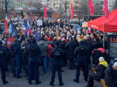 Dwie grupy protestujących i kordon policji przed szpitalem na gdańskiej Zaspie