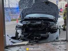 Groźny wypadek w Trójmieście. Kierowca potrącił 16-latkę i wbił się autem w witrynę budynku