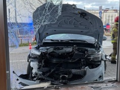 W Gdyni kierowca stracił panowanie nad autem, potrącił 16-latkę i uderzył w witrynę sklepową