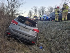 Dachowanie samochodu osobowego na DW 306 w Dusznikach