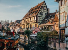 Zima daje ci do wiwatu? Te miejsca w Europie są tak kolorowe, jakby były wyjęte prosto z bajki