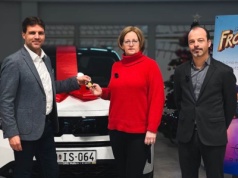 500. egzemplarz Opla Frontery sprzedany w Budapeszcie. Pod maską silnik 145 KM