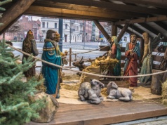 Słynni artyści składają hołd małemu Jezusowi. Szopka przed Urzędem Marszałkowskim