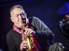 Urszula Dudziak żegna Michała Urbaniaka. 