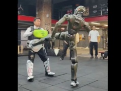 Terminator wstał z kolan… i kopnął szefa. Chiński robot T800 udowadnia, że nie jest animacją CGI