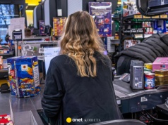 Pracownica supermarketu apeluje. 