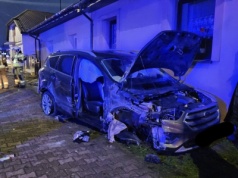 Końskowola: Ford uderzył w słup i budynek mieszkalny. Autem podróżowała kobieta z dzieckiem